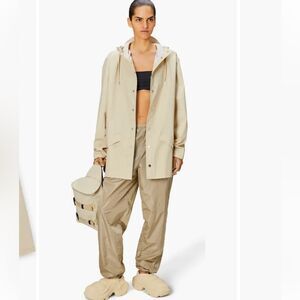 RAINS NWT SNAP FRONT RAIN JACKET MEDIUM